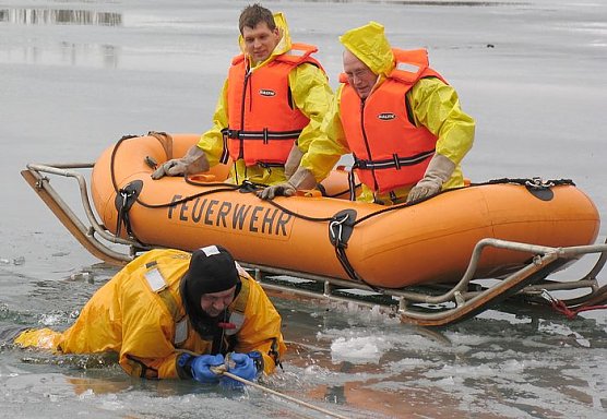 Rettung in eisiger Umgebung (Foto: Bergmann)