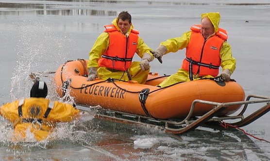 Rettung in eisiger Umgebung (Foto: Bergmann)