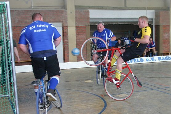 Ilfelder Duo übernimmt Tabellenführung zum Saisonauftakt der Radballer (Foto: Uwe Tittel) Ilfelder Duo übernimmt Tabellenführung zum Saisonauftakt der Radballer (Foto: Uwe Tittel)