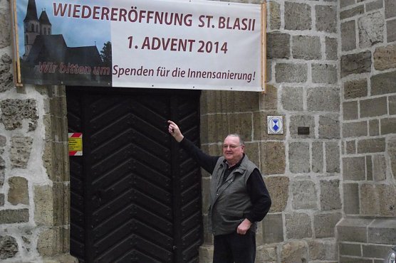 Nach Innensanierungen &ouml;ffnet die Blasiikirche am 1. Advent wieder ihre Pforten. Reiner Panse aus Urbach f&uuml;hrte  als Dachdecker am Turm des Gotteshauses Schiefer-Arbeiten  aus. T&auml;glich wurde er an ein tragisches Ereignis erinnert, das sich im Sommer 1951 ereignete und das ihn heute noch bewegt (Foto: Kurt Frank)