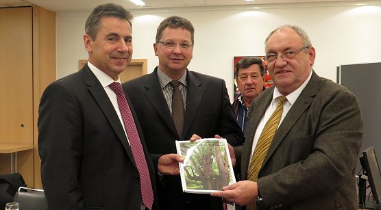 Zweiter Band &uuml;berreicht. Von links: Asche, Seeber, Primas (Foto: nnz)