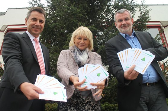 Ihre H&auml;user sind f&uuml;r die sammeln der Kinderw&uuml;nsche zur Aktion "Wunschbaum" zust&auml;ndig v.ln.r: Der Vorstandsvorsitze der Kreissparkasse Wolfgang Asche, die zweite Beigeordnete der Stadt Hannelore Haase und der zweite Beigeordnete des Landkreises Stefan N&uuml;&szlig;le (Foto: Angelo Glashagel)