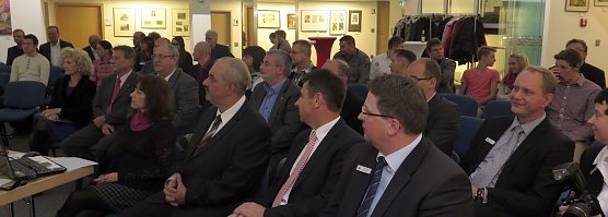 Blick auf Zuschauer und Sportler (Foto: nnz)