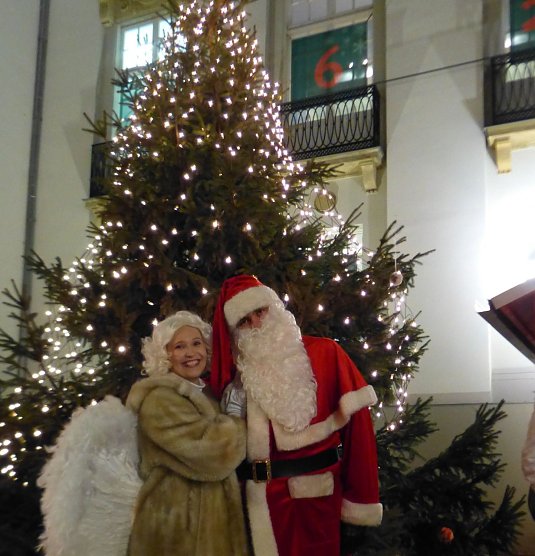 Theaterengel und Weihnachtsmann verk&uuml;rzen vor dem Theater die Wartezeit auf das Fest der Feste (Foto: Birgit Susemihl)