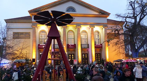 Weihnachtliches Flair vor dem Theater in Nordhausen (Foto: nnz)