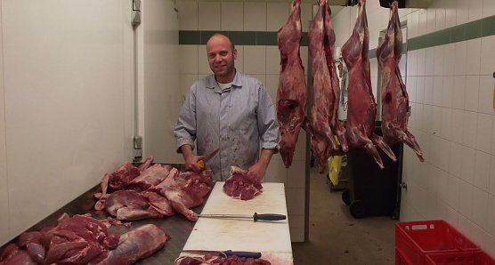 Fleischermeister Jens Cotta in Aktion (Foto: Kurt Frank) Fleischermeister Jens Cotta in Aktion (Foto: Kurt Frank)