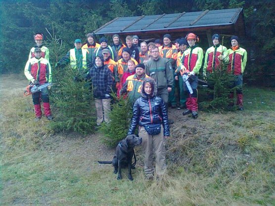 Die Einrichtungen der Lebenshilfe freuen sich &uuml;ber drei&szlig;ig Weihnachtsb&auml;ume aus dem Harz freuen (Foto: Forstamt Bleicherode-S&uuml;dharz)