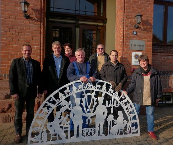 Herr Gr&uuml;ndler -(Mitte) Mitglieder der UWL - (Unabh&auml;ngige W&auml;hlerliste) Harztor, mit dem Schwibbogen, den wir aus Mitgliederspenden finanziert haben (Foto: Petra Gerlach)