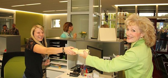 Den ersten neuen Führerschein für Frau Landrätin (Foto: J. Piper) Den ersten neuen Führerschein für Frau Landrätin (Foto: J. Piper)