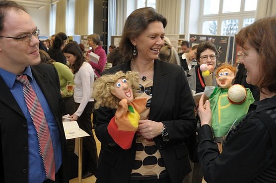 Ministerin am AnGeL-Stand (Foto: Horizont)