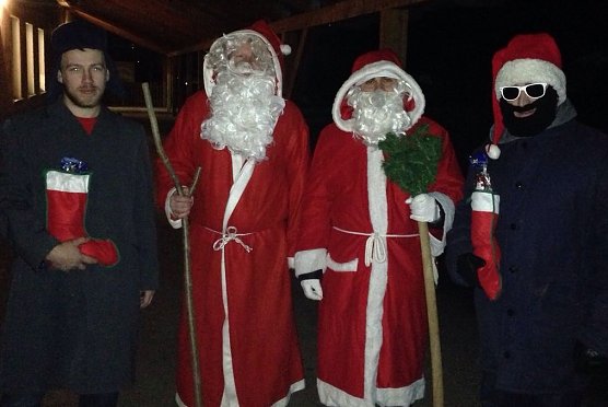 Nikolaus in seine Helfer in Windehausen (Foto: privat)
