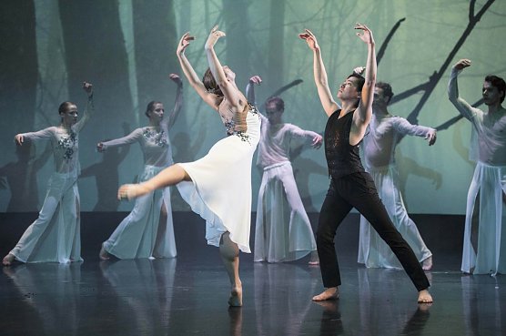 Magda Pawelec (Giselle), Daisuke Sogawa (Albrecht), Ballettkompanie (Foto: Alfredo Mena)