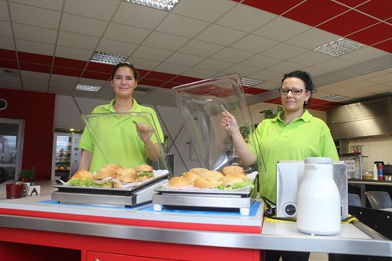 Alexandra Diezel und Sabrina Sauerland bringen das gesunde Essen mit dem Kantinenwagen auch in die entlegenen Werkshallen von Feuer Powertrain (Foto: Angelo Glashagel)