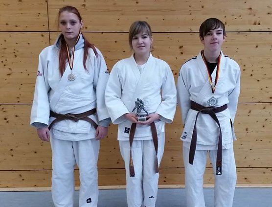 v.l.n.r. Stine Seifert 2. Platz, Anna-Lena Goetze 1. Platz und Alexander Trinks 2. Platz (Foto: J&ouml;rg Viehst&auml;dt)