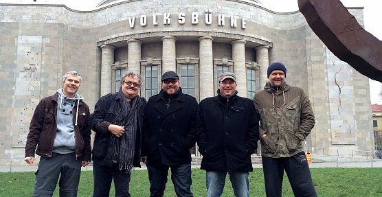 EMMA vor der Volksbühne (Foto: privat) EMMA vor der Volksbühne (Foto: privat)