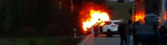 Pkw brannte nach Crash auf der B 243 (Foto: Feuerwehr Gro&szlig;wechsungen)