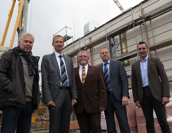 Vorständler auf der Baustelle (Foto: NUV) Vorständler auf der Baustelle (Foto: NUV)