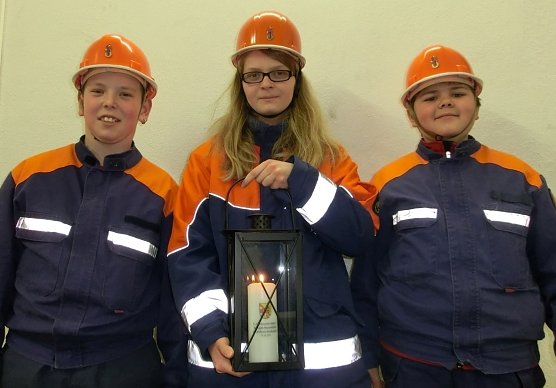 Die Nordh&auml;user Jugendfeuerwehren h&uuml;ten das Friedenslicht  (Foto: Jessica Pieper)