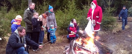 Aufwärmen am Lagerfeuer (Foto: M. Böhme) Aufwärmen am Lagerfeuer (Foto: M. Böhme)