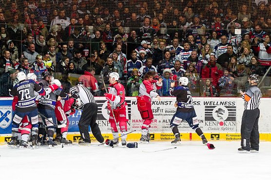 Da flogen die F&auml;uste auf dem Eis in Hannover (Foto: Brandes / Sportfotos BS)