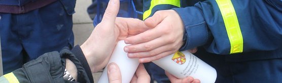 Das Friedenslicht aus Bethlehem ging heute auch in Nordhausen von Hand zu Hand (Foto: Angelo Glashagel)