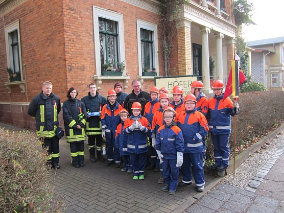 Die Feuerwehrjugend &uuml;bergibt das Friedenslicht an den Verein Trauerwelten (Foto: P. Tobias Titulaer)