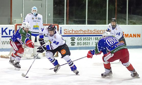 Fr&uuml;h attackiert (Foto: Brandes / Sportfotos BS)