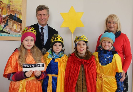 Sternsinger Marie-Josephine, Lena, Justus und Johannes besuchten heute auch das Nordh&auml;user Rathaus (Foto: Ilona Bergmann)