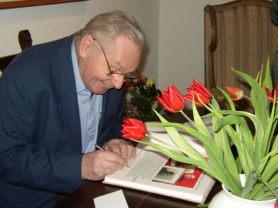 G&uuml;nter Groh beging vor 10 Jahren seinen 80. Geburtstag ebenfalls im Kunsthaus und  trug sich ins Ehrenbuch der Stadt Nordhausen ein. (Foto: Ilona Bergmann)