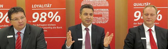 Pr&auml;sentierten erfolgreiche Zahlen: Thomas Seeber, Wolfgang Asche und Sebastian Gr&auml;ser (von links) (Foto: nnz)