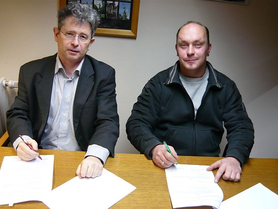 v.l.: Neustadts B&uuml;rgermeister Dirk Erfurt mit Daniel Richter (Foto: privat)