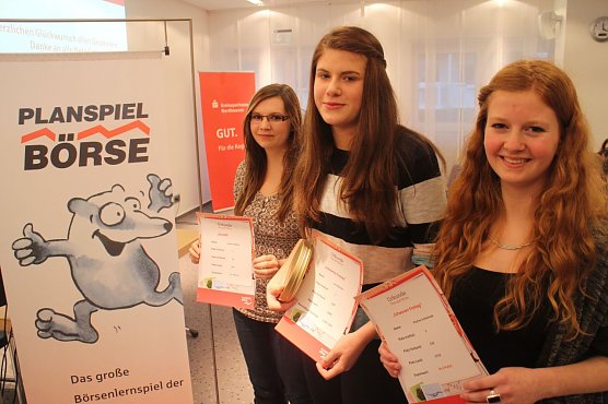 "BG15W2" und "Schwarzer Freitag": am Ende des B&ouml;rsenplanspiels 2014 hatten in Nordhausen die Damen die Nase vorn: sowohl der Gewinn des Hauptwettbewerbes wie auch der Nachhaltigkeitspreis ging an Sch&uuml;lerinnen (Foto: Angelo Glashagel)