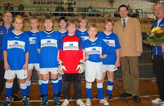 Neue Trikots für die D-Junioren (Foto: Michel) Neue Trikots für die D-Junioren (Foto: Michel)