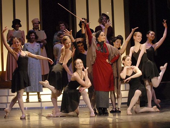 Auf der Bühne (Foto: Theater) Auf der Bühne (Foto: Theater)