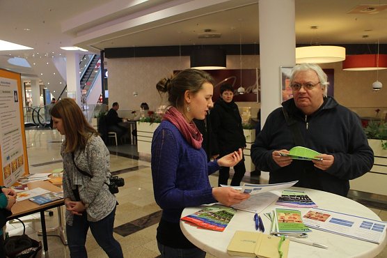 Neben den Rollst&uuml;hlen hatten die Studierenden auch viel Informationsmaterial mitgebracht (Foto: Angelo Glashagel)