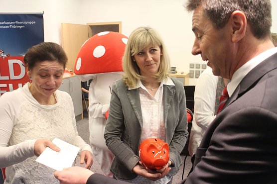 Sparkassenchef Wolfgang Asche &uuml;bergab die roten Sparschweine an die Gewinner (Foto: Angelo Glashagel)