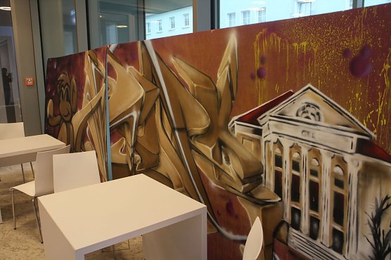Die Graffiti Werke, die derzeit in der Nordh&auml;user Bibliothek zu sehen sind, werden demn&auml;chst versteigert (Foto: Angelo Glashagel)