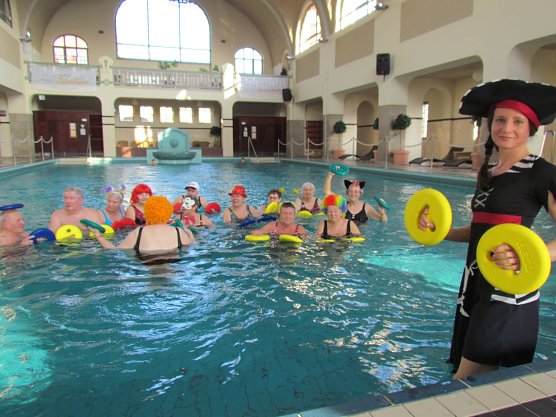 Am Rosenmontag wurde auch die Aquafitness n&auml;rrisch (Foto: Badehaus Nordhausen GmbH)