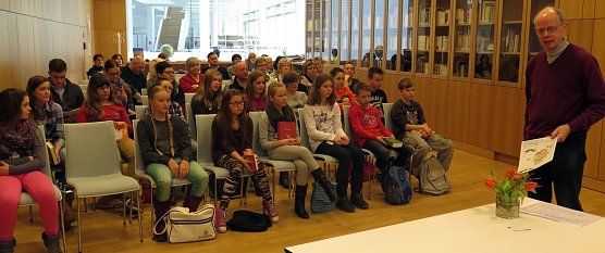 Buchh&auml;ndler Dietrich Rose erl&auml;utert die Regeln des Wettbewerbs (Foto: nnz)