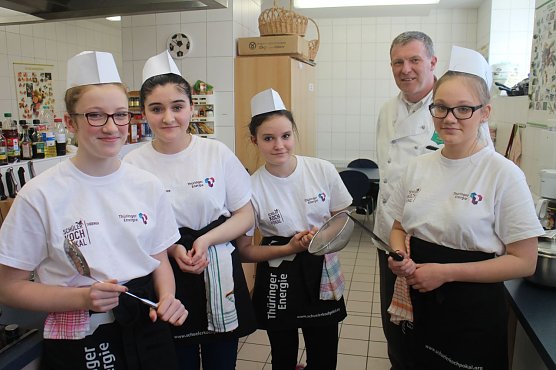 die 'Cookinetten' Emily Karnstedt, Sophie Linde, Polina Obysova und Ilda Arifovic zusammen mit Juror Mike Oertel (Foto: Angelo Glashagel)