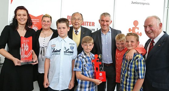Laudatoren und Preistraeger 2013 (Foto: Johanniter-Unfall-Hilfe e.V./Rainer Surrey)