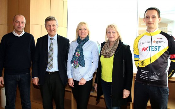 Marian Koppe (links) und  Vera Hohlfeld (3.v.l.) beide von der Th&uuml;ringer Sportmarketing GmbH sowie Christian Morgenstern vom Nordh&auml;user Radsportverein (rechts) trafen sich mit Oberb&uuml;rgermeister Dr. Klaus Zeh und Kulturdezernentin Hannelore Haase im Nordh&auml;user Rathaus. (Foto: Ilona Bergmann)