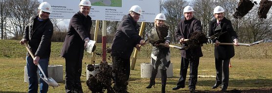 Hauruck - der symbolische Spatenstich (Foto: nnz)