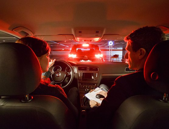 Nicht direkt hineinschauen (Foto: ADAC)