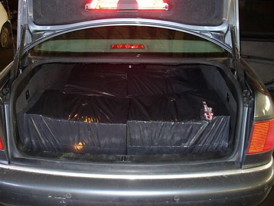Das Auto voller Zigaretten (Foto: Zoll)