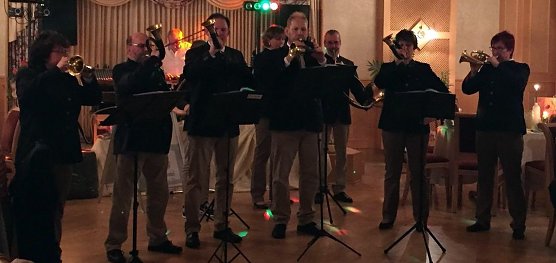 Bl&auml;sergruppe er&ouml;ffnet den Ball (Foto: privat)