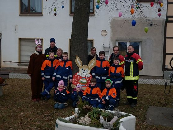 Viele Helfer packten beim schm&uuml;cken des Osterbaums f&uuml;r die Gemeinde Harztor mit an (Foto: Zukunft Harztor e.V.)