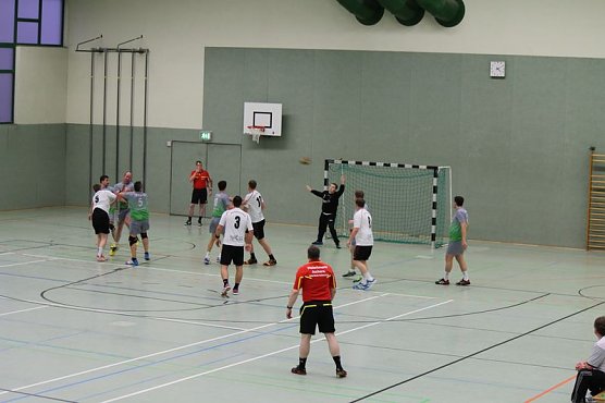 Handballer beim Derby (Halbzeit) (Foto: Karl-Heinz Herrmann)