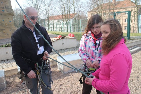 Dirk Seifert - Merschel zeigt dem Nachwuchs an der kleinen Kletterwand wie man richtig sichert (Foto: Angelo Glashagel)