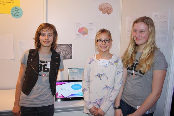 Helene, Kaja und Giselle vom Herder Gymnasium hatten sich mit der Wirkung von Musik auf das Gehirn besch&auml;ftigt (Foto: Frau Bautler)